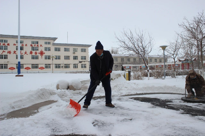 老人义务扫雪十年 感动邻里温暖社区