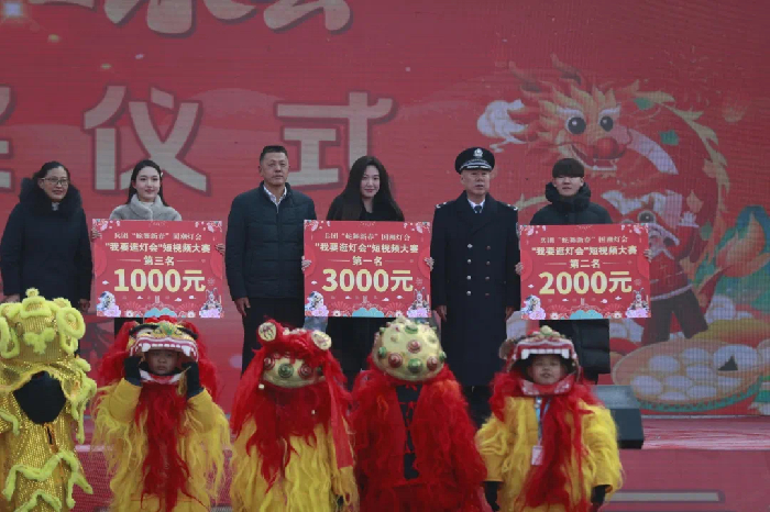 看，今天十二师的社火巡游有多火爆！