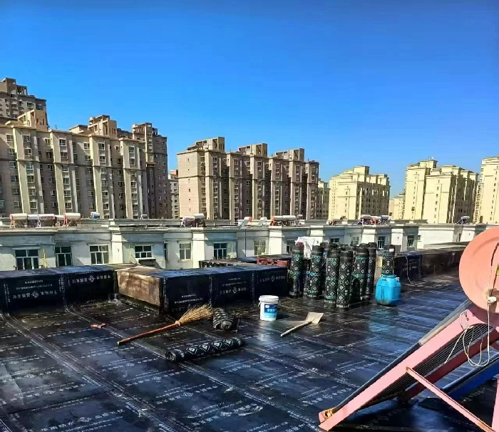 【我为群众办实事】老旧小区“焕新颜”屋面防水解民忧