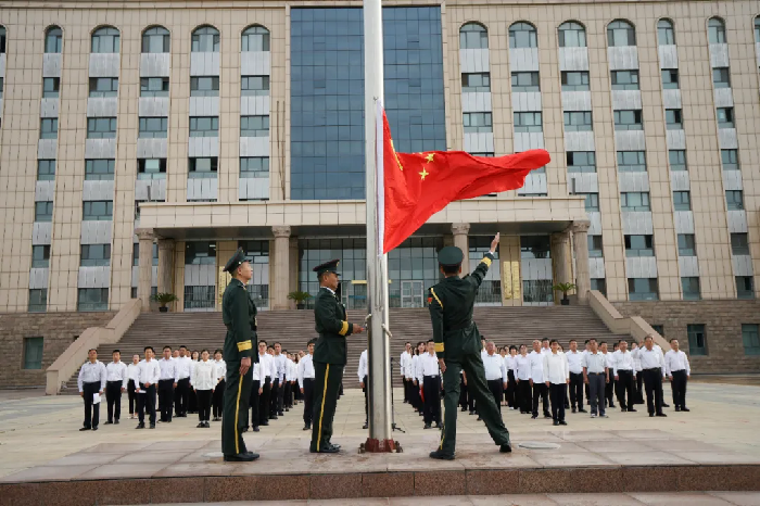 头屯河农场举行庆祝中国共产党成立104周年升国旗仪式暨新党...