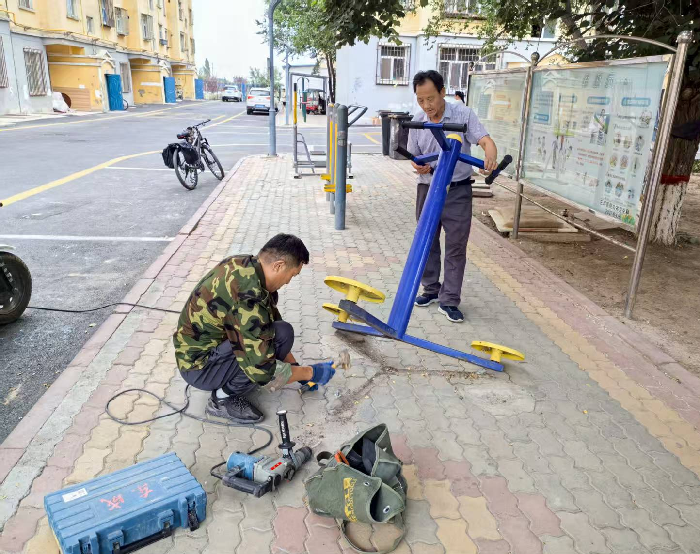 【我为群众办实事】暖心帮扶老人赠器具 物业保障居民得安全