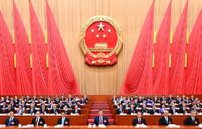 十四届全国人大四次会议在京开幕 习近平等在主席台就座